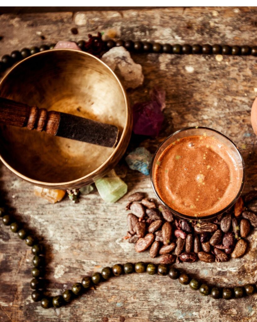 Ceremoniel cacao i ritual med skål og kop